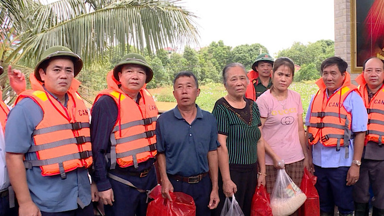 Đoàn công tác của tỉnh Bắc Ninh động viên, thăm hỏi bà con vùng lũ.