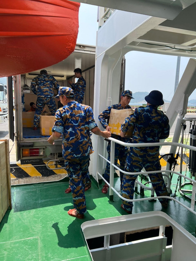 Gần 20 tấn hàng của quân, dân Thủ đô được gửi tới Trường Sa. (Ảnh: NGỌC THỦY)
