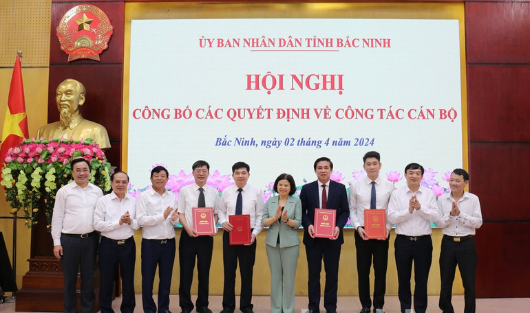 Chủ tịch Ủy ban nhân dân tỉnh chúc mừng các đồng chí vừa được điều động, nhận nhiệm vụ mới.