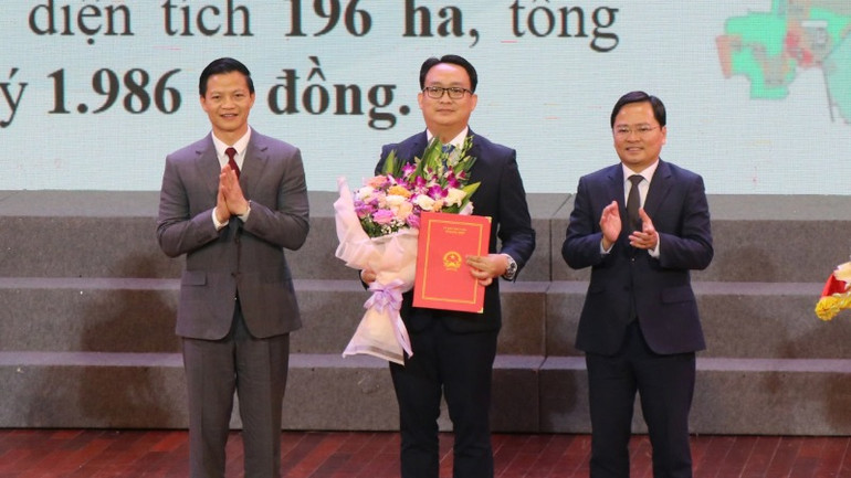 Lãnh đạo tỉnh Bắc Ninh trao Giấy chứng nhận đăng ký đầu tư tới các doanh nghiệp. Lãnh đạo tỉnh Bắc Ninh trao Giấy chứng nhận đăng ký đầu tư tới các doanh nghiệp.