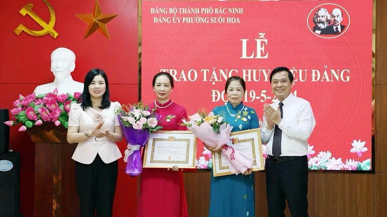 Lễ trao Huy hiệu Đảng tại Đảng bộ phường Suối Hoa, thành phố Bắc Ninh.