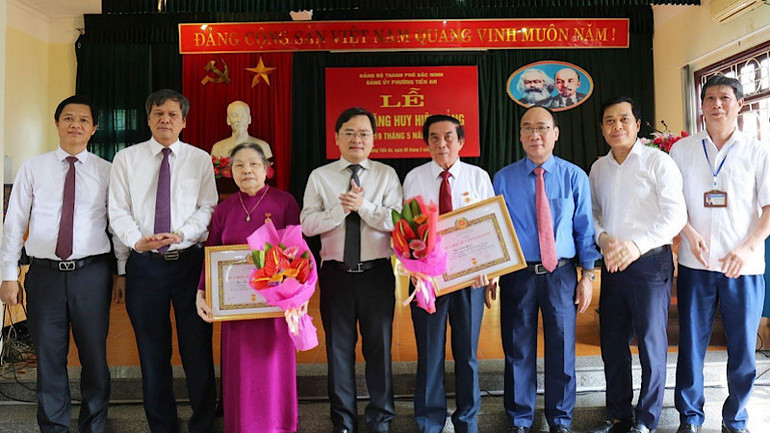 Đồng chí Nguyễn Anh Tuấn, Bí thư Tỉnh ủy ( thứ tư từ trái qua) dự Lễ trao Huy hiệu Đảng tại Đảng bộ phường Tiền An, thành phố Bắc Ninh.