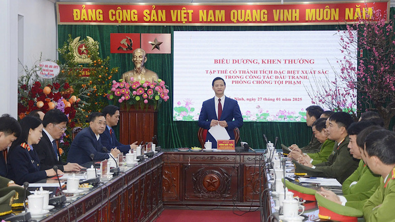 Thay mặt lãnh đạo tỉnh, Chủ tịch Ủy ban nhân dân tỉnh Bắc Ninh Vương Quốc Tuấn chúc mừng chiến công đặc biệt xuất sắc của cán bộ, chiến sĩ công an tỉnh.