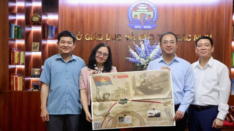 Đồng chí Nguyễn Thế Sơn, Giám đốc Sở Giáo dục và Đào tạo Bắc Ninh (thứ hai từ phải qua) tiếp nhận phụ san do Văn phòng đại diện Báo Nhân Dân tại Bắc Ninh trao tặng. Đồng chí Nguyễn Thế Sơn, Giám đốc Sở Giáo dục và Đào tạo Bắc Ninh (thứ hai từ phải qua) tiếp nhận phụ san do Văn phòng đại diện Báo Nhân Dân tại Bắc Ninh trao tặng.