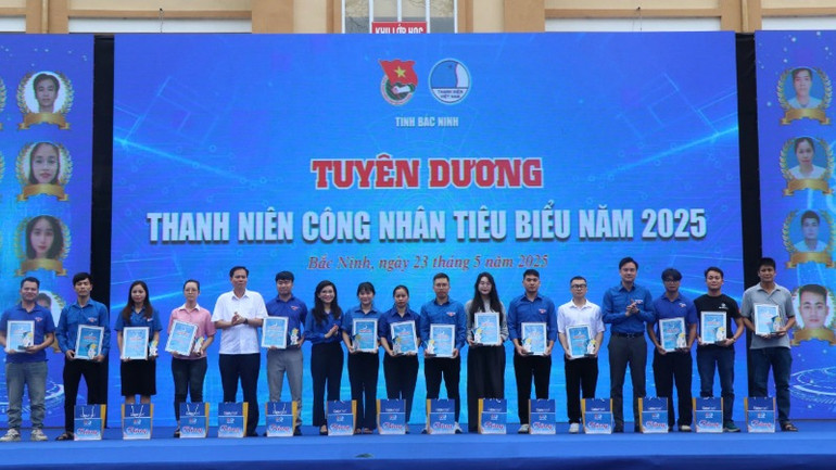 Tuyên dương Thanh niên công nhân tiêu biểu.