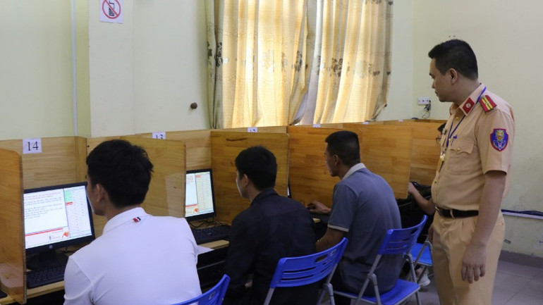 Cán bộ Phòng Cảnh sát Giao thông giám sát phần thi lý thuyết.