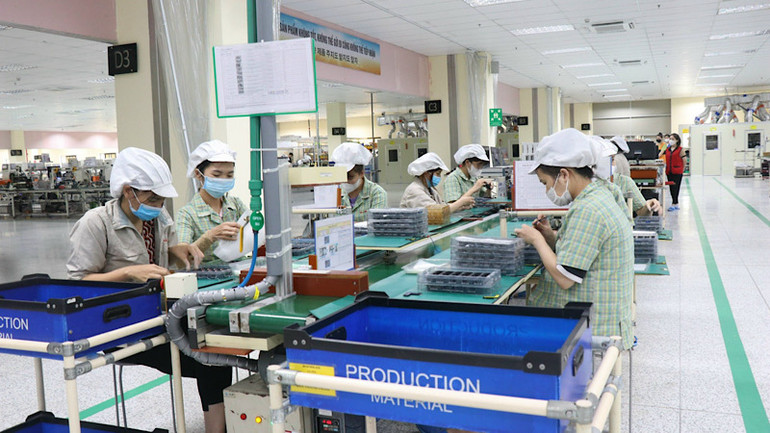 Nhiều lao động lựa chọn làm việc tại các nhà máy sản xuất linh kiện bán dẫn ở Bắc Ninh.