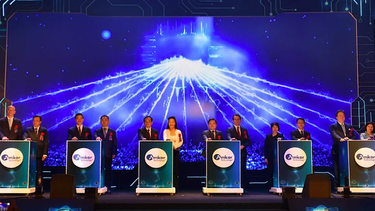 Các đại biểu bấm nút khánh thành nhà máy Amkor.