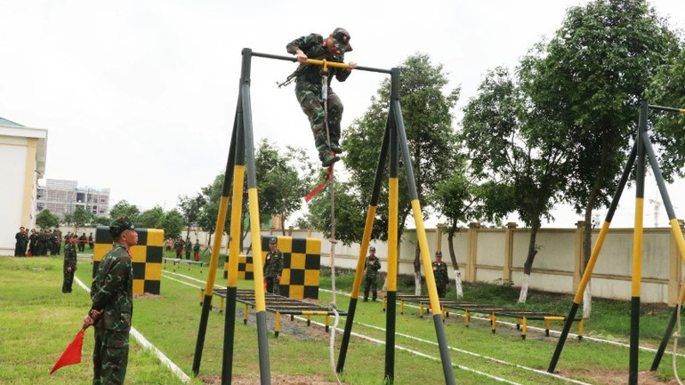 Các vận động viên tranh tài ở nội dung vượt vật cản huấn luyện thể lực.