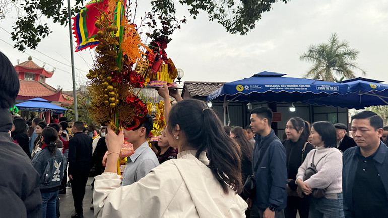 Du khách đến lễ Đền Bà Chúa Kho.