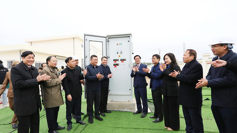 Các đại biểu nhấn nút vận hành thử nghiệm Nhà máy xử lý nước thải đô thị Thứa, huyện Lương Tài.