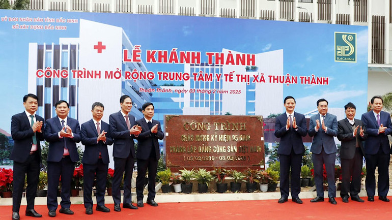 Các đại biểu cắt băng khánh thành và gắn biển công trình chào mừng kỷ niệm 95 năm Ngày thành lập Đảng.