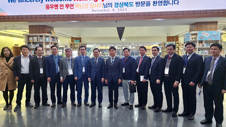 Đoàn đến thăm và làm việc tại tỉnh Gyeongsangbuk.