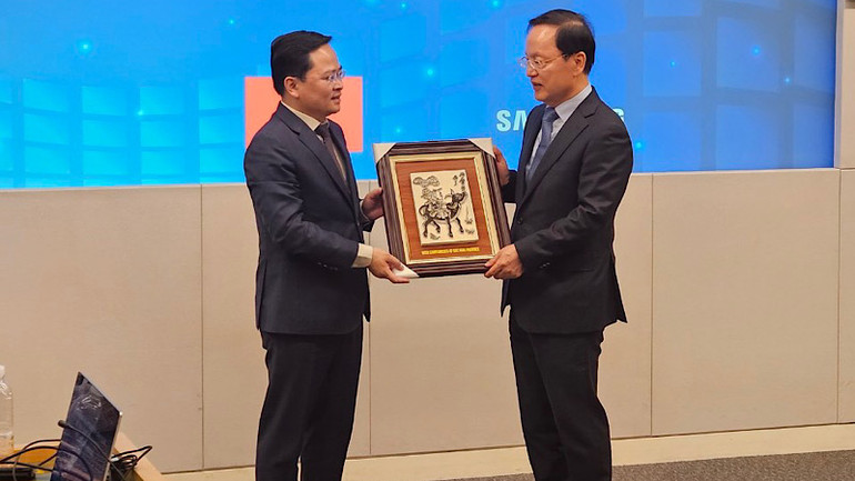 Những món quà đậm nét văn hóa truyền thống Kinh Bắc được lãnh đạo tỉnh gửi tặng các đối tác.