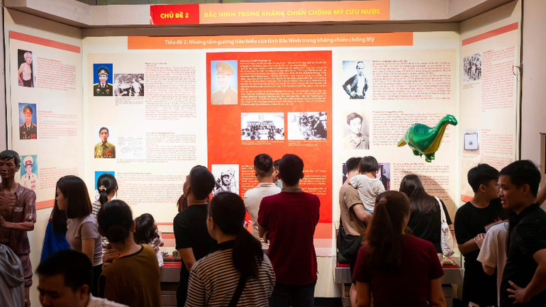 Đông đảo người dân tham quan các khu trưng bày tại Bảo tàng Bắc Ninh.