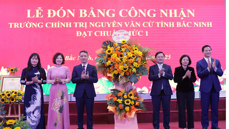 Lãnh đạo tỉnh Bắc Ninh tặng hoa chúc mừng Trường Chính trị Nguyễn Văn Cừ đón Bằng công nhận đạt chuẩn mức 1.
