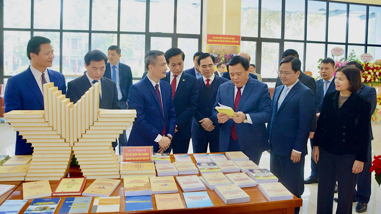 Đồng chí Nguyễn Xuân Thắng cùng các đồng chí lãnh đạo Học viện, lãnh đạo tỉnh Bắc Ninh thăm trưng bày sách tại buổi lễ.