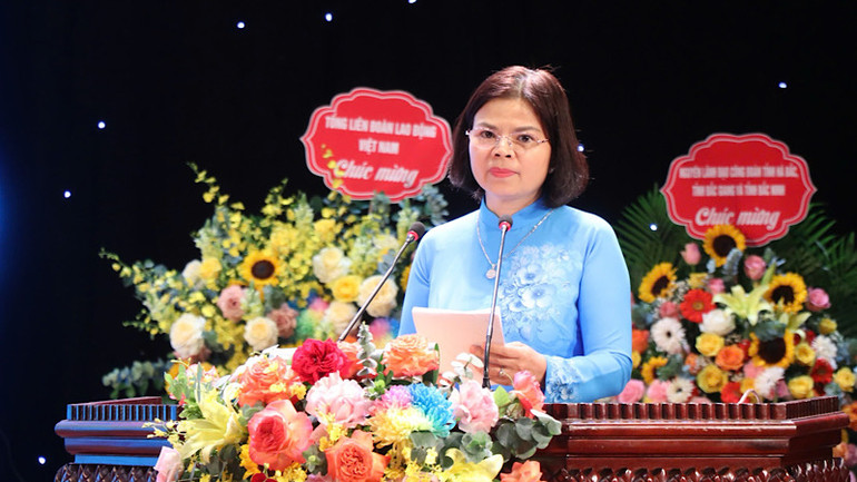 Đồng chí Nguyễn Hương Giang, Phó Bí thư Thường trực Tỉnh ủy, Chủ tịch Hội đồng nhân dân tỉnh Bắc Ninh đề nghị các cấp công đoàn tiếp tục đổi mới hoạt động, làm tốt hơn nữa chức năng đại diện, bảo vệ quyền, lợi ích hợp pháp, chính đáng của người lao động.