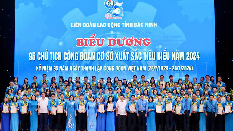 Các Chủ tịch Công đoàn cơ sở tiêu biểu chụp ảnh lưu niệm cùng các đại biểu.