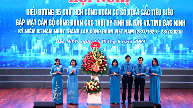 Lãnh đạo tỉnh Bắc Ninh tặng hoa chúc mừng kỷ niệm 95 năm Ngày thành lập Công đoàn Việt Nam.
