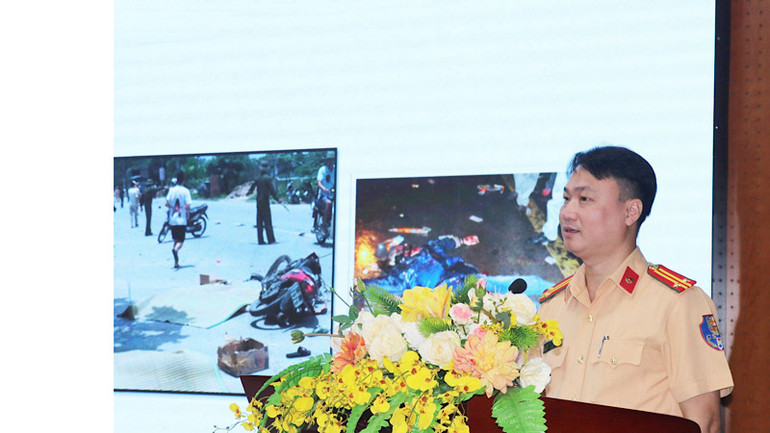 Đại diện Phòng Cảnh sát Giao thông tỉnh thông tin nội dung chuyên đề.