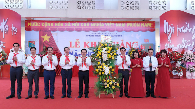 Bí thư Tỉnh ủy Bắc Ninh tặng hoa, chúc thầy và trò Trường Trung học cơ sở Nguyễn Đăng Đạo sẽ hoàn thành xuất sắc nhiệm vụ năm học 2024-2025, xứng với truyền thống quê hương và bề dày truyền thống thi đua “2 tốt”.