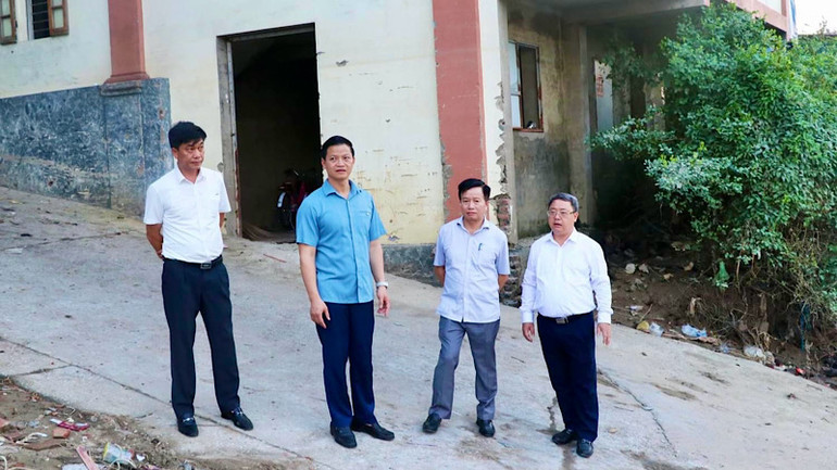 Chủ tịch Ủy ban nhân dân tỉnh Bắc Ninh kiểm tra khu vực công bố tình trạng khẩn cấp về đê điều đoạn qua phường Vạn An, thành phố Bắc Ninh.