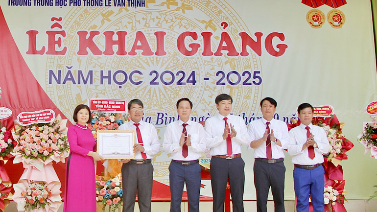 Đồng chí Nguyễn Hương Giang, Phó Bí thư Thường trực Tỉnh ủy dự lễ khai giảng tại Trường Trung học phổ thông Lê Văn Thịnh, huyện Gia Bình.