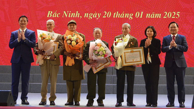 Các đồng chí lãnh đạo tỉnh chúc mừng các đảng viên vinh dự nhận Huy hiệu 70 năm tuổi Đảng.