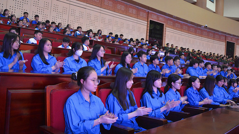 Đông đảo các đoàn viên, thanh niên, học sinh tham dự buổi lễ.