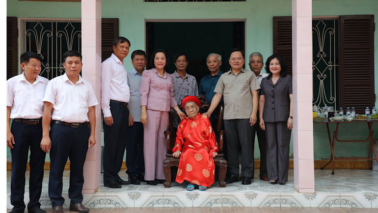 Phó Chủ tịch Quốc hội Nguyễn Thị Thanh (thứ 4 từ trái qua), Bí thư Tỉnh ủy Nguyễn Anh Tuấn (thứ 3 từ phải qua) chụp ảnh lưu niệm cùng Mẹ Việt Nam Anh hùng Nguyễn Thị Ngần.