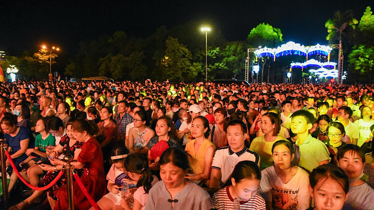 Đông đảo người dân tới chung vui trong ngày kỷ niệm 70 năm Giải phóng thành phố.
