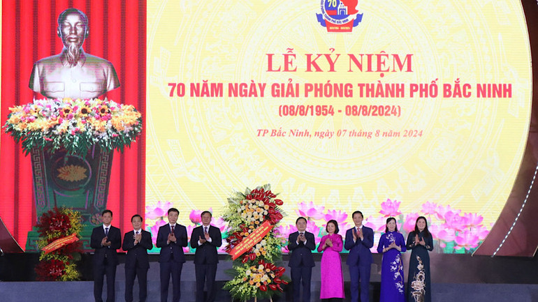 Lãnh đạo tỉnh Bắc Ninh tặng hoa, chúc mừng thành phố Bắc Ninh.