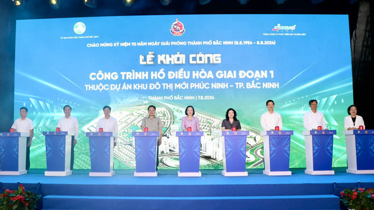 Phó Chủ tịch Quốc hội Nguyễn Thị Thanh và lãnh đạo tỉnh Bắc Ninh nhấn nút khởi công công trình chào mừng kỷ niệm 70 năm ngày Giải phóng thành phố Bắc Ninh.