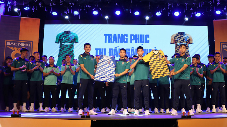 Bắc Ninh FC giới thiệu với người hâm mộ mẫu áo thi đấu của đội.
