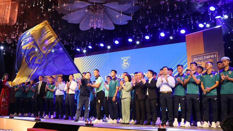 Lãnh đạo tỉnh Bắc Ninh cùng đội bóng phất cờ xuất quân.