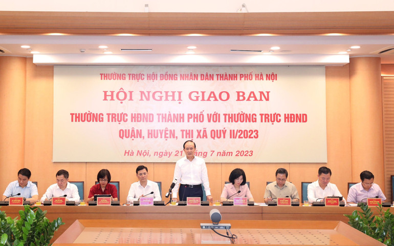 Chủ tịch Hội đồng nhân dân thành phố phát biểu kết luận hội nghị giao ban.