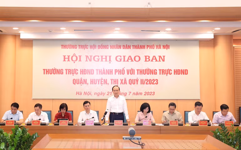 Chủ tịch Hội đồng nhân dân thành phố phát biểu kết luận hội nghị giao ban. Chủ tịch Hội đồng nhân dân thành phố phát biểu kết luận hội nghị giao ban.