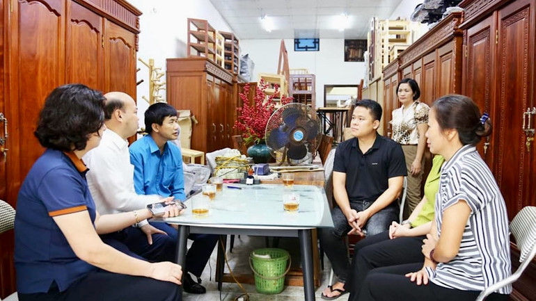 Đoàn công tác thăm hỏi, động viên gia đình anh Nguyễn Việt Thắng.