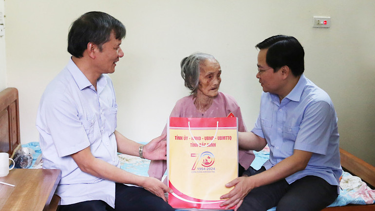 Đoàn tới thăm, tặng quà bà Nguyễn Thị Bình, từng tham gia dân công hỏa tuyến trong Chiến dịch Điện Biên Phủ. Đoàn tới thăm, tặng quà bà Nguyễn Thị Bình, từng tham gia dân công hỏa tuyến trong Chiến dịch Điện Biên Phủ.