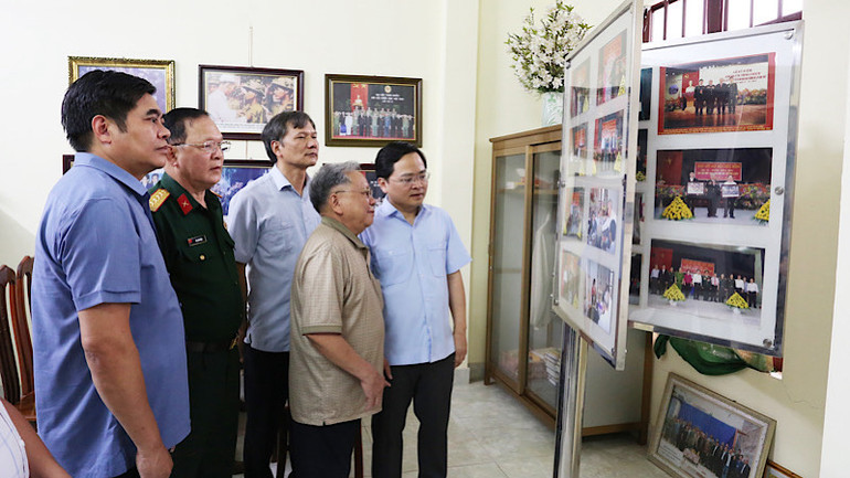 Bí thư Tỉnh ủy Bắc Ninh và các thành viên trong Đoàn thăm phòng lưu niệm truyền thống chiến sĩ Điện Biên tại nhà riêng của Anh hùng lực lượng vũ trang Hoàng Đăng Vinh. Bí thư Tỉnh ủy Bắc Ninh và các thành viên trong Đoàn thăm phòng lưu niệm truyền thống chiến sĩ Điện Biên tại nhà riêng của Anh hùng lực lượng vũ trang Hoàng Đăng Vinh.