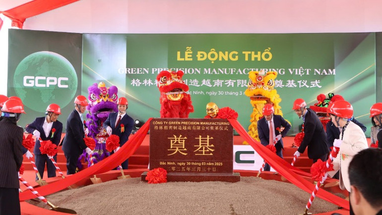 Các đại biểu thực hiện nghi thức động thổ Dự án Công ty trách nhiệm hữu hạn Green Precision Manufacturing Việt Nam.