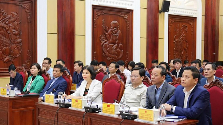 Các đồng chí lãnh đạo tỉnh tham dự phiên họp.