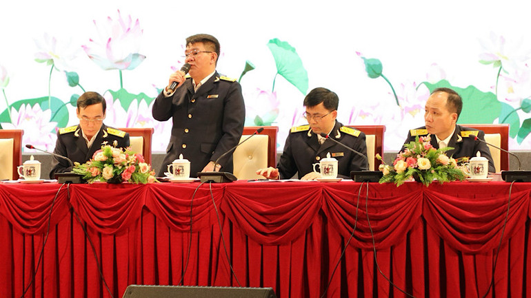 Đại diện Cục Thuế tỉnh giải đáp các câu hỏi của doanh nghiệp, người nộp thuế.