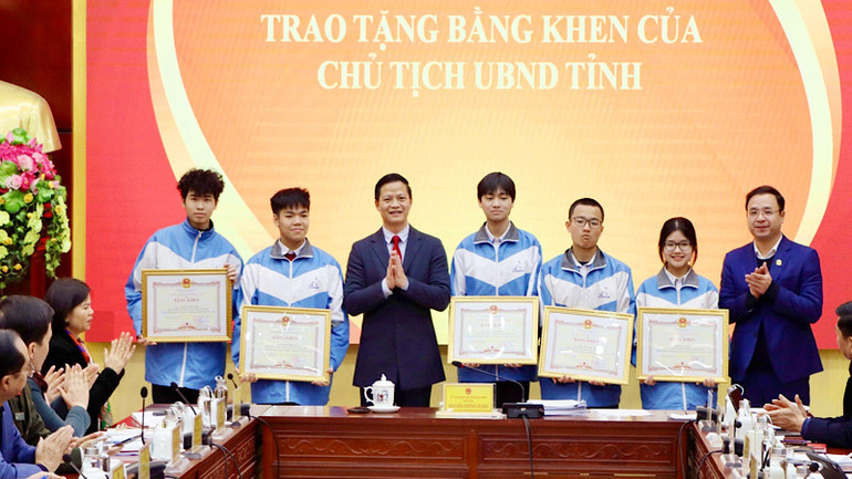 Phó Chủ tịch thường trực Ủy ban nhân dân tỉnh Bắc Ninh trao Bằng khen tặng các học sinh đoạt giải.