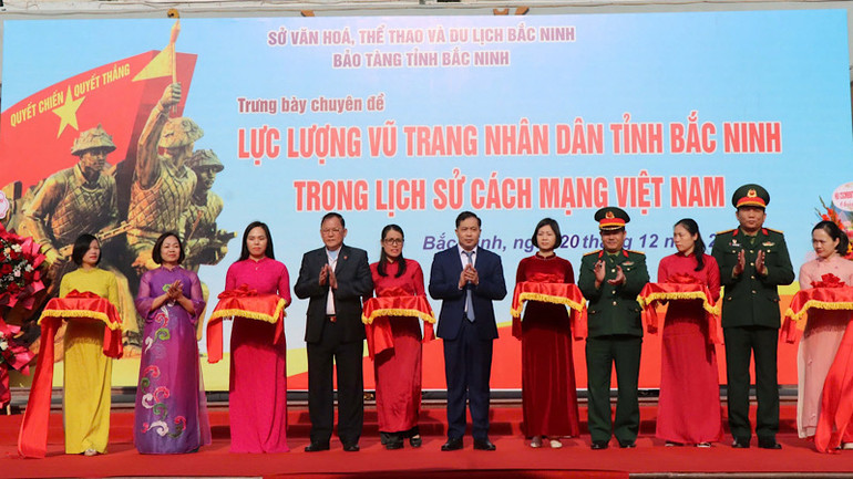 Các đại biểu cắt băng khai mạc Trưng bày chuyên đề.