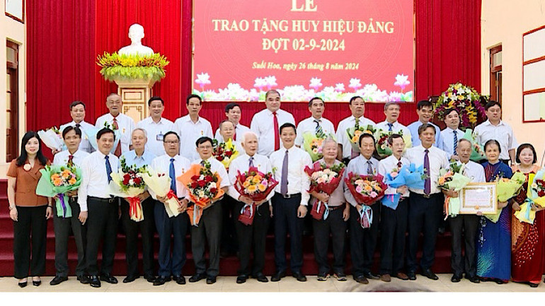 Đồng chí Vương Quốc Tuấn, Phó Bí thư Tỉnh ủy, Chủ tịch Ủy ban nhân dân tỉnh Bắc Ninh chúc mừng các đảng viên lão thành vinh dự được trao tặng Huy hiệu Đảng tại phường Suối Hoa, thành phố Bắc Ninh. Đồng chí Vương Quốc Tuấn, Phó Bí thư Tỉnh ủy, Chủ tịch Ủy ban nhân dân tỉnh Bắc Ninh chúc mừng các đảng viên lão thành vinh dự được trao tặng Huy hiệu Đảng tại phường Suối Hoa, thành phố Bắc Ninh.