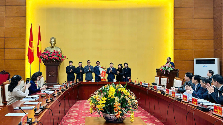 Các đại biểu chúc mừng đồng chí Lê Xuân Lợi.