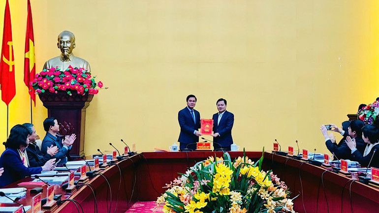 Đồng chí Lê Xuân Lợi, Tỉnh ủy viên, Phó Chủ tịch Ủy ban nhân dân tỉnh nhận Quyết định chuẩn y tham gia Ban Thường vụ Tỉnh ủy, nhiệm kỳ 2020-2025.