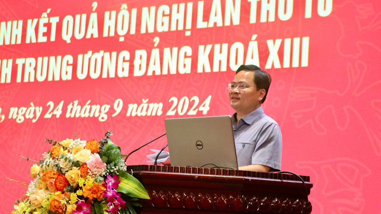 Đồng chí Nguyễn Anh Tuấn, Bí thư Tỉnh ủy Bắc Ninh trực tiếp thông tin các nội dung của Hội nghị Trung ương 10, khóa XIII tới đội ngũ cán bộ chủ chốt.